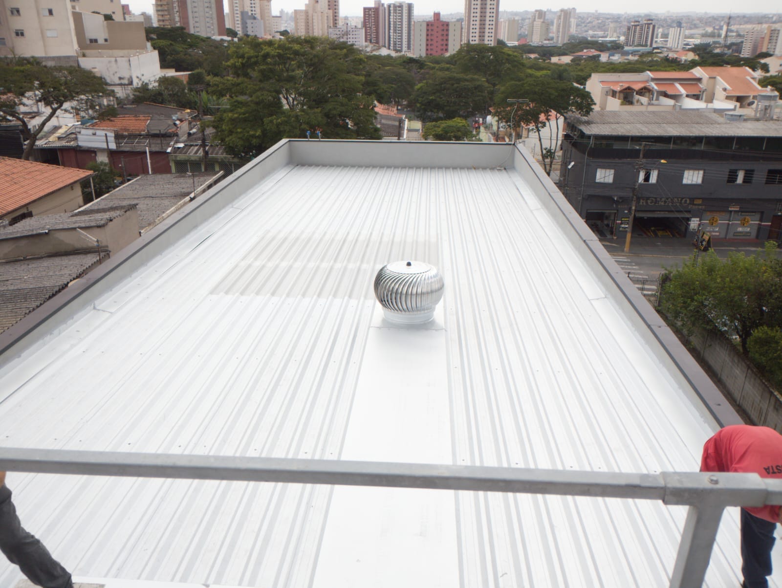 Cobertura clara instalada em edifício urbano
