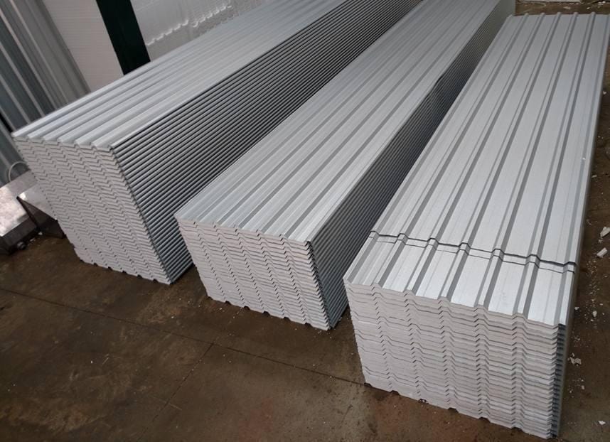 Telhas sanduíche sem pintura organizadas em lotes